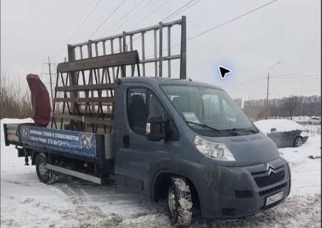 Специализированный автомобиль с пирамидой для перевозки стекла