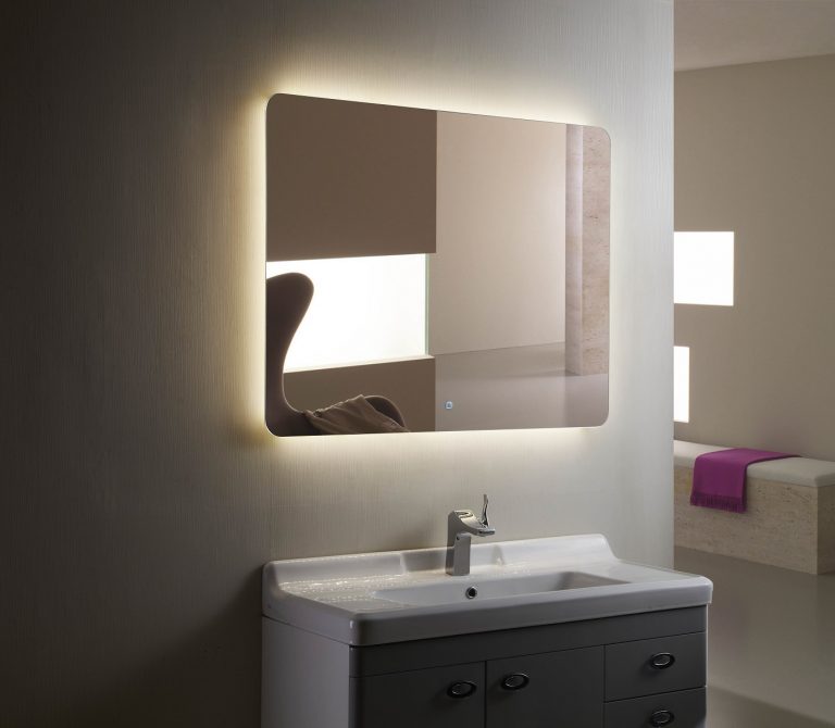 Зеркало с LED-подсветкой над раковиной